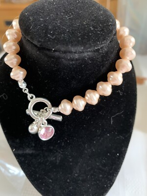 7,5 Zoll Kunstperlenarmband mit weißem Metallverschluss und Charms
