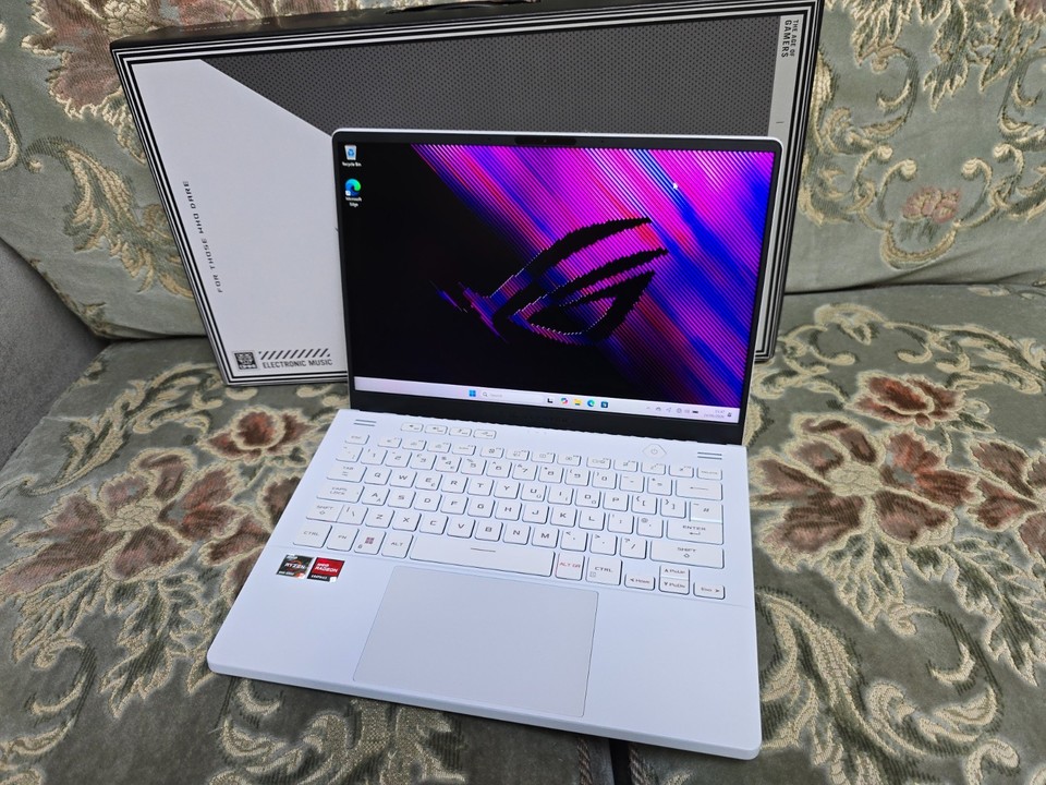 ASUS ROG Zephyrus G14 Ryzen 9 6900HS RX 6800S 16 GB 1 TB QHD 120 Hz computer portatile