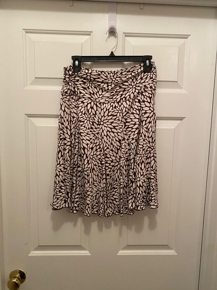 Falda forrada plisada marrón blanca con patrón de pétalos florales Bebe para mujer XS Foto 2 de 3