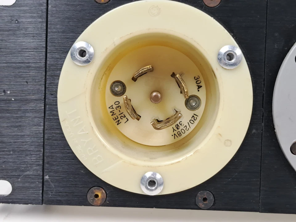 L21-30P L21-30R 3 Phase 2U 4U 20A Duplex Edison PDU Rac Pac Power Power Distro - Image 2 of 4