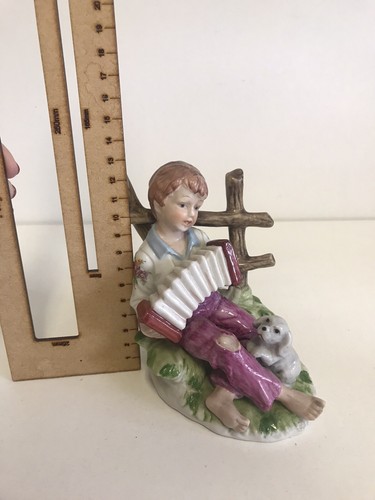 Lovely Uniart Fine Porcelain Figurine Boy With Accordion And Dog - Foto 6 di 6