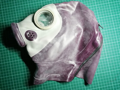 Latex Gasmaske GP5 sviolett offen mit geklebter Haube und Reißverschluß HANDMADE