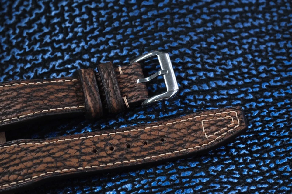 Correa de reloj hecha a mano de cuero de tiburón marrón Foto 3 de 4