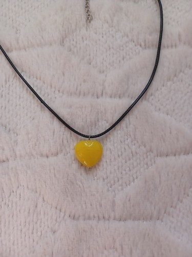 Collana vintage fine anni 90 Y2K primi anni 2000 vetro giallo cuore ciondolo su corda - Foto 2 di 7