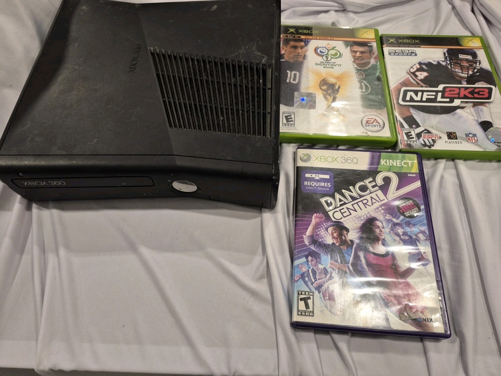 Microsoft Xbox 360 Slim 1439 Console NO Hard Drive Cords And Games