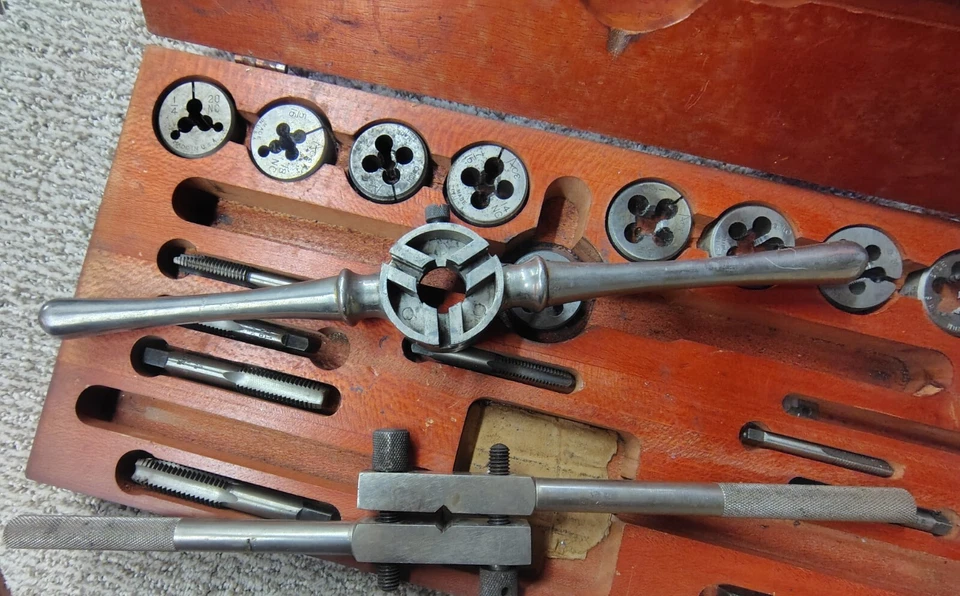 VINTAGE HENRY L HANSON ACE TAP & DIE SET WOOD CASE MADE IN USA - Image 4 of 4