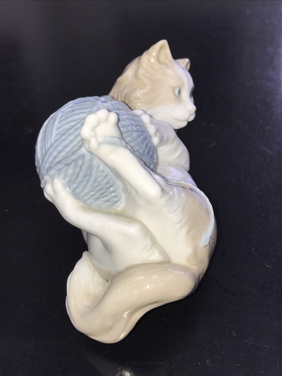 NAO by Lladro #259 Playful Kitten Kitty Cat w/ Ball of Yarn