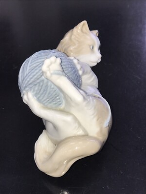 NAO by Lladro #259 Playful Kitten Kitty Cat w/ Ball of Yarn