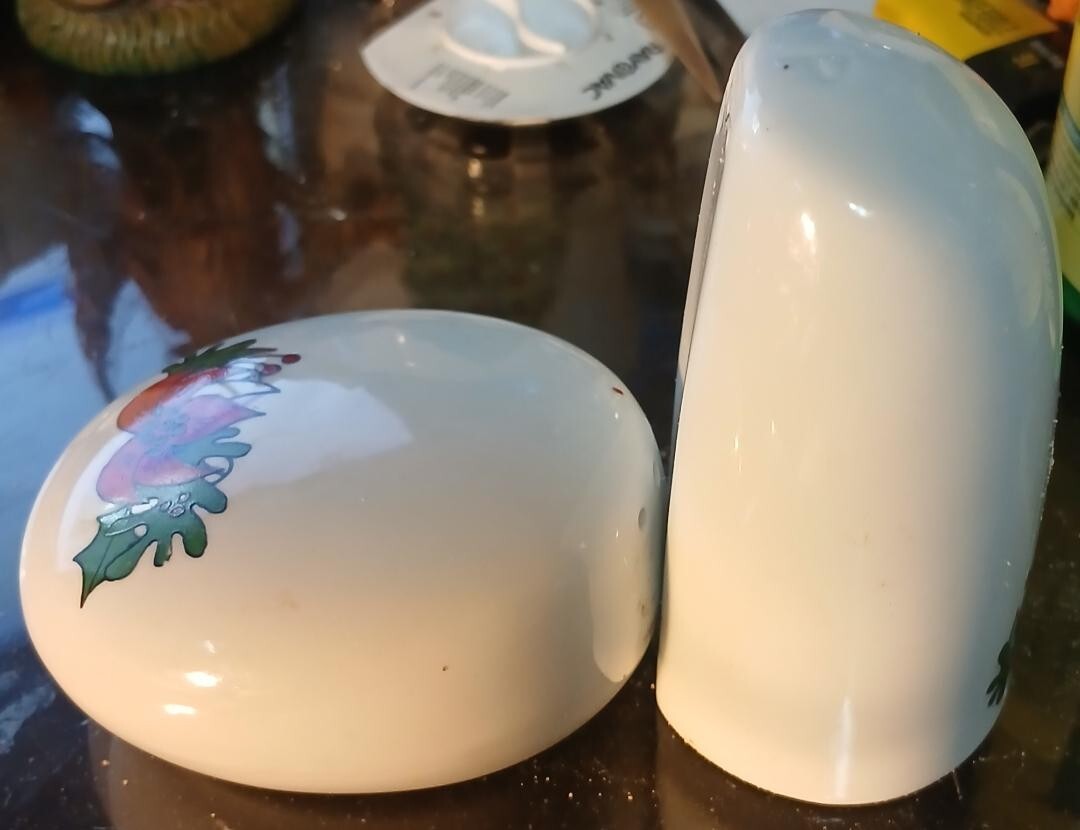 Vintage FIGGJO Norway Salt and Pepper Shaker Set #2108 & #2109 White Ceramic