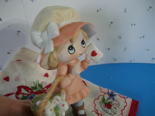 VTG . JOSEF ORIGINALS GEORGE GOOD CORP-VALENTINE,BUNNIES,BASKET,BONNET FIGURINE - Picture 4 of 6