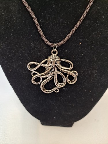 Collana con ciondolo polpo in peltro Cthulu - Foto 2 di 6
