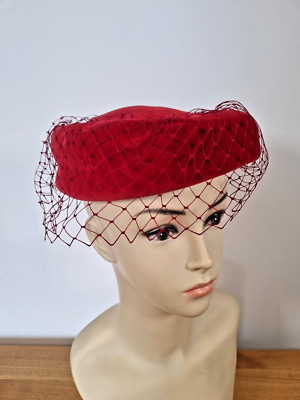 Vintage Marida Pillbox Topper Hut mit Netz Netz Rot Velour 100% Baumwolle RETRO