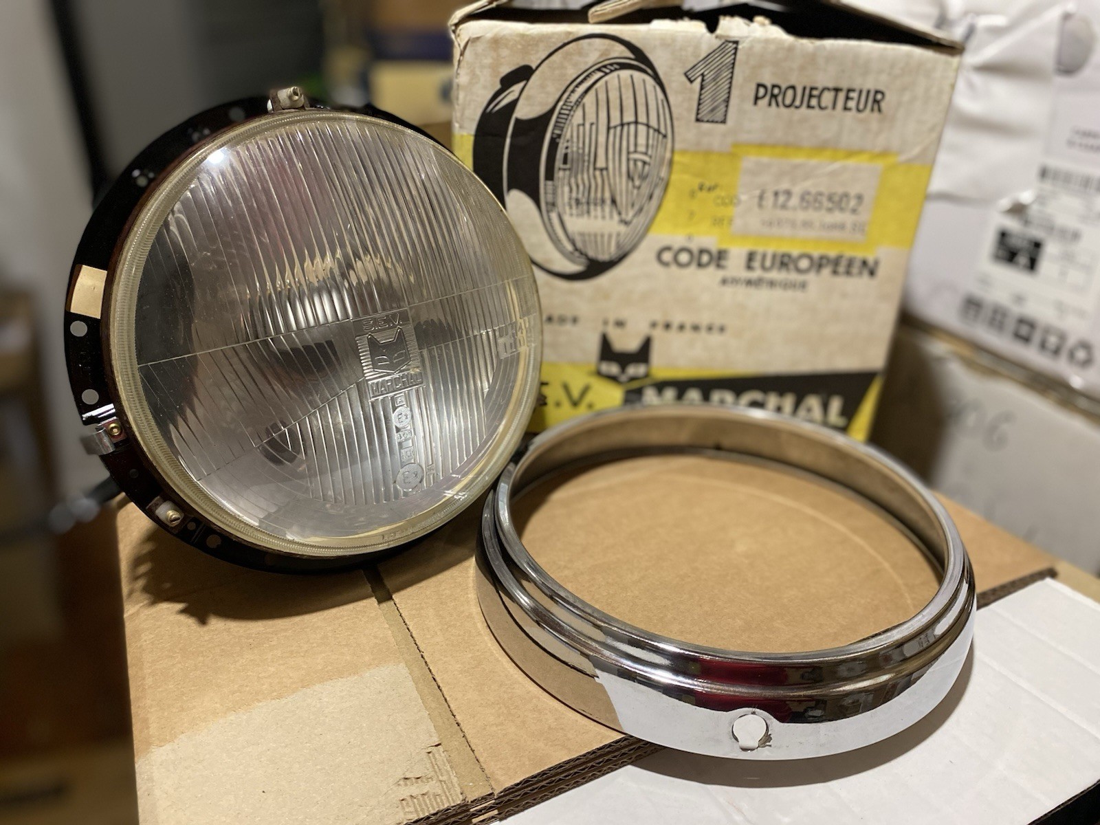 Phare Marchal vintage pour Ferrari 250 GTO et Maserati en verre jaune d'époque