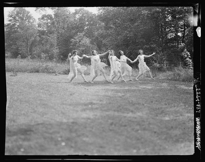 Photo:Elsie Dufour Dancers 1910s Outdoor Dance Group