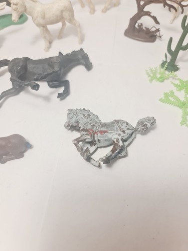Lots of Vintage Various Plastic Horses, Animals, Trees and Accessories Toys - Picture 5 of 18