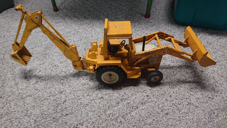 Vintage Ertl International Yellow Loader Backhoe Tractor 1/16th Scale - Image 2 of 4