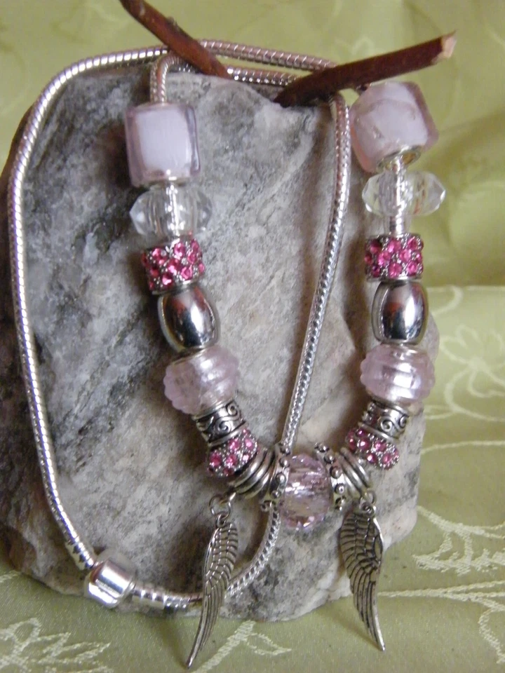 Schöne Kette mit Engelsflügel und Armband, 34 Charms in rosa/ pink / silber TOP