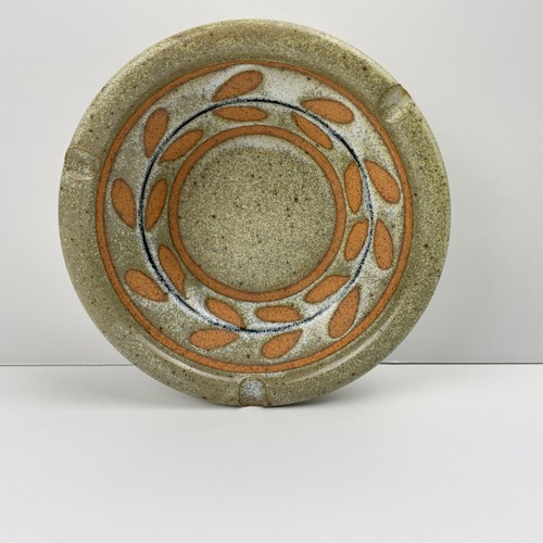 Mid Century Ashtray Stone Painted Ceramic Round 3 Slot Leaf Floral Vine Gray Red - Picture 6 of 6