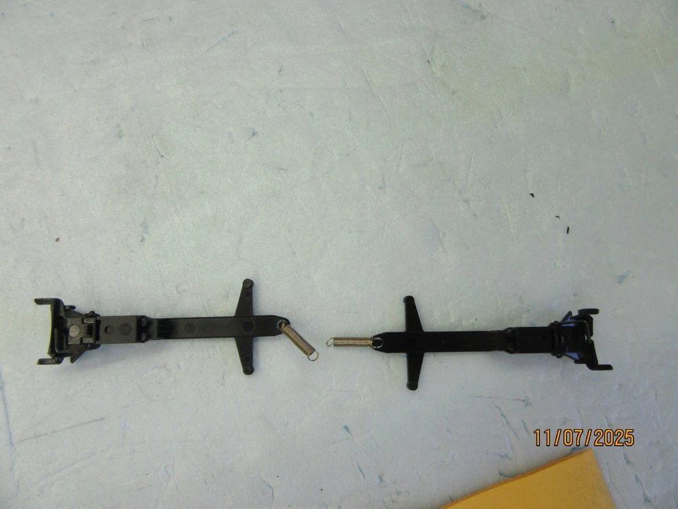 HO - Marklin 4771 Stake Car Spare Parts  Coupler Assembly (Set of 2) New - Image 2 of 2