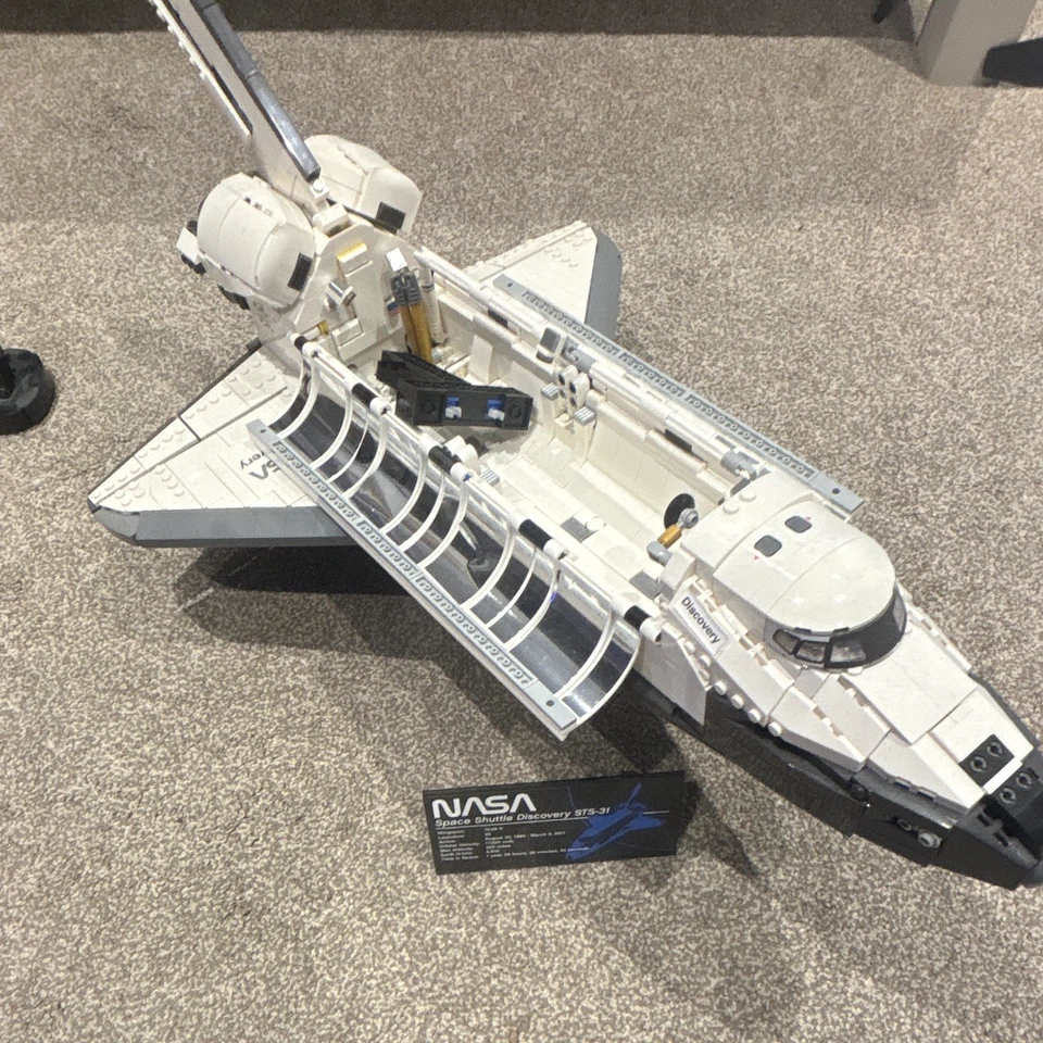 LEGO Icons 10283 NASA Space Shuttle Discovery, photo 4 of 4