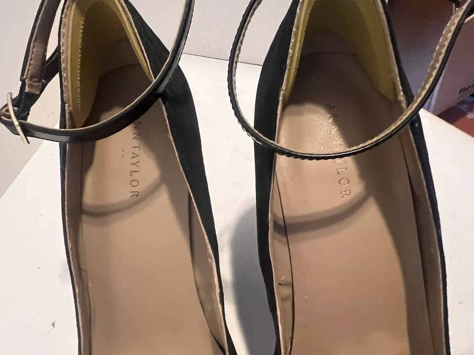 Zapatos de tacón ANN TAYLOR para mujer talla 9 con tiras hebilla al tobillo cuña gamuza negra Foto 4 de 4
