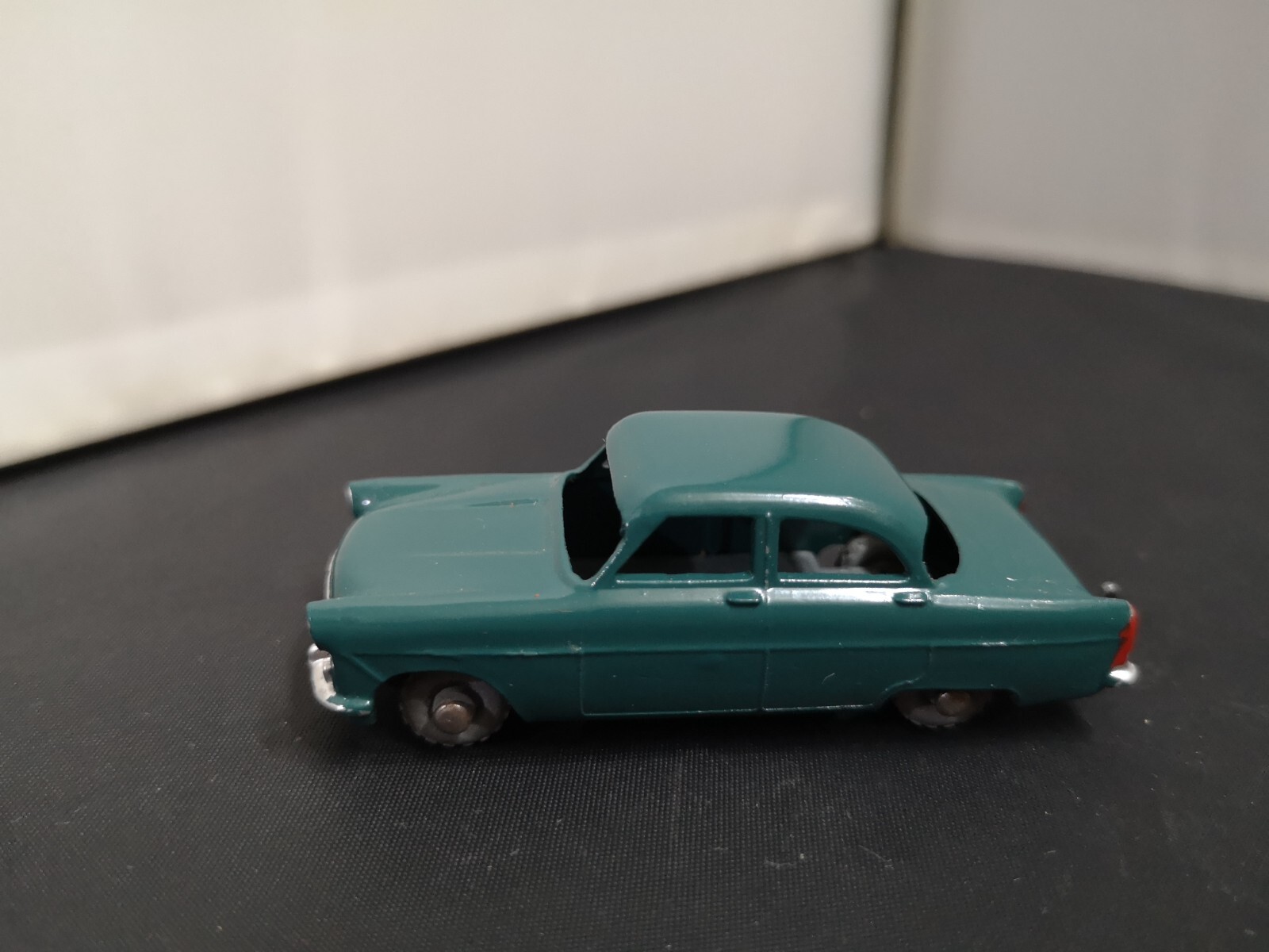 Matchbox 33b, Ford Zephyr 6 - Free Price Guide & Review