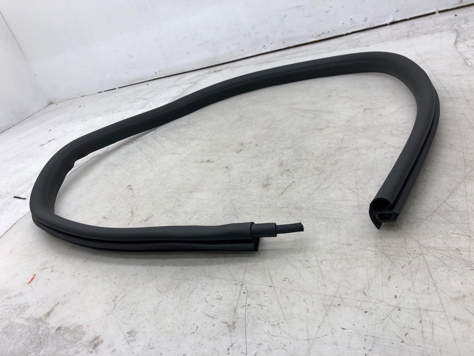2020-2023 ASTON MARTIN VANTAGE RIGHT FRONT BODY DOOR WEATHER STRIP SEALING OEM