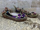 Damen-Flats schwarz und floral bestickt mit Knöchelriemen und Holzperlen