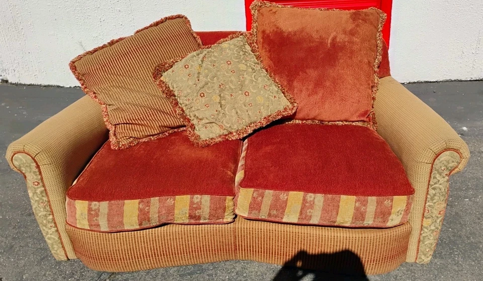 Sofá rústico de dos tonos con cojines de felpa Foto 3 de 4