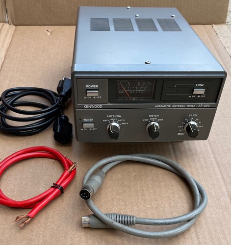 Tuner antenne Kenwood AT-250 avec câble d'interconnexion radio amateur HF. S'allume