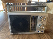 Soundesign AM FM 2 Band Receiver Model 2277 Battery/AC Works! Vintage