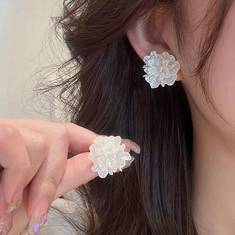Flower store earrings white