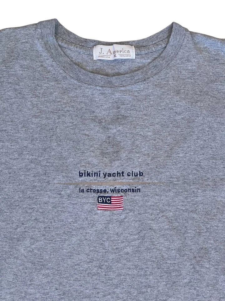 Camisa Bikini Vintage Yacht Club La Crosse, Wisconsin Talla XL J. America Gris EE. UU. Foto 2 de 4