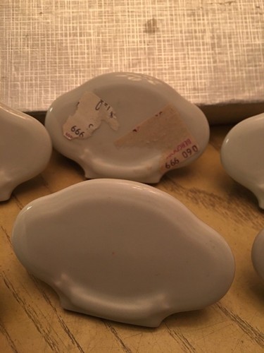 Portatarjetas y portaserpinas Bergdorf Goodman de colección con nombre de porcelana blanca nuevo de lote antiguo - Imagen 4 de 9
