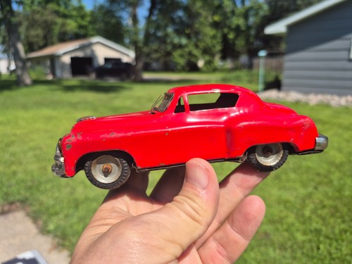 Voiture Cadillac Friction – Métal – Échelle 1:18 – Années 50 (Bon état)