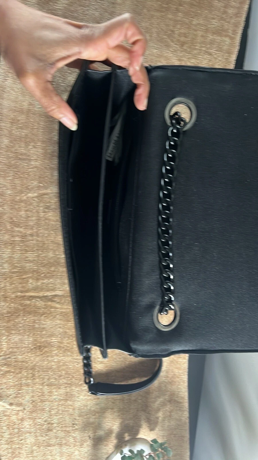 Borsa a tracolla Aldo Greenwald Chevron Trapuntata Nera Cinturino Catena Gotico Chic