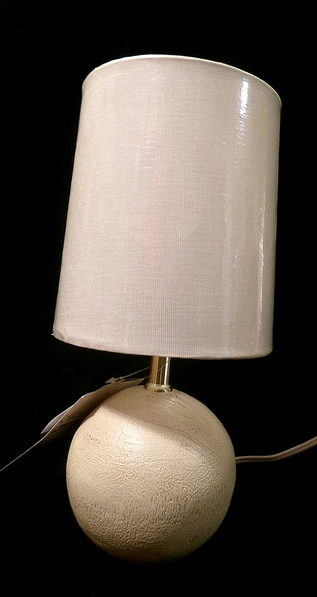 NWT MAINSTAYS RESIN ACCENT TABLE LAMP w/SHADE - Textured Off-White