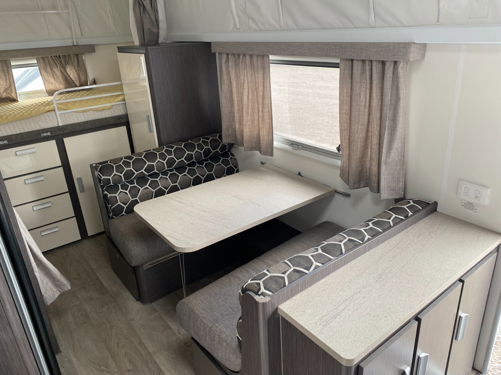 JAYCO JOURNEY POPTOP 2019, QUEEN BED & 3 BUNKS, ROLLOUT AWNING INC