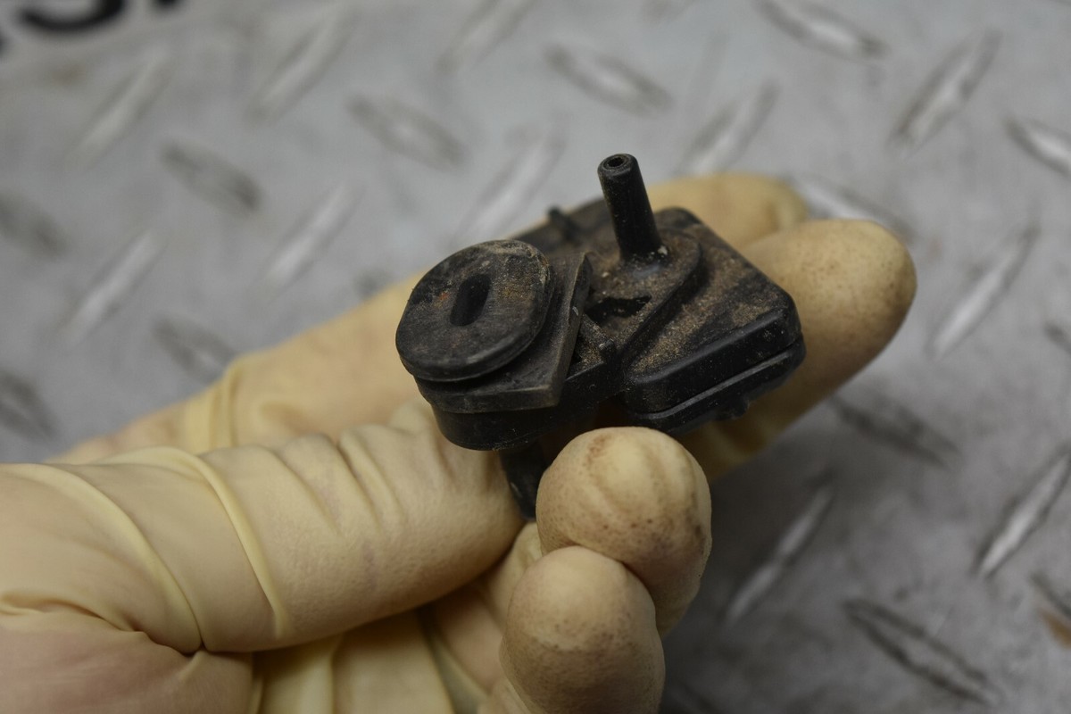 T3-9 Kawasaki ZX-10R ZX10 ZX 10 Air Pressure Sensor 21176-0058