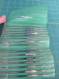 Vintage Leewards Set of 15 Crochet Hooks Made In Japan w/case sizes 00 to 14