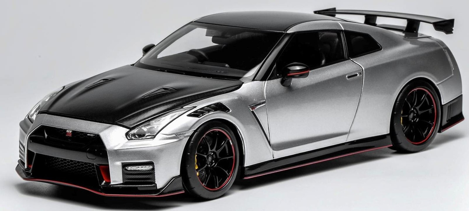 Nissan GT-R Nismo R35 Spec Ed 2022 Metal Silver R35 1/18 - M83528 MOTORHELIX