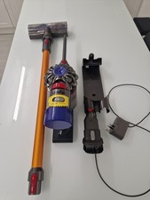 Dyson V8 Cordless Vacuum Cleaner Working Intermittently Used with Charger