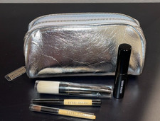 Bobbi Brown Srebrna torba do makijażu i pędzel do blendera twarzy, pędzel do ust i więcej