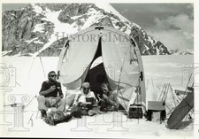 1983 Press Photo Francis Randall gives food to climbers at her Mt. McKinley tent