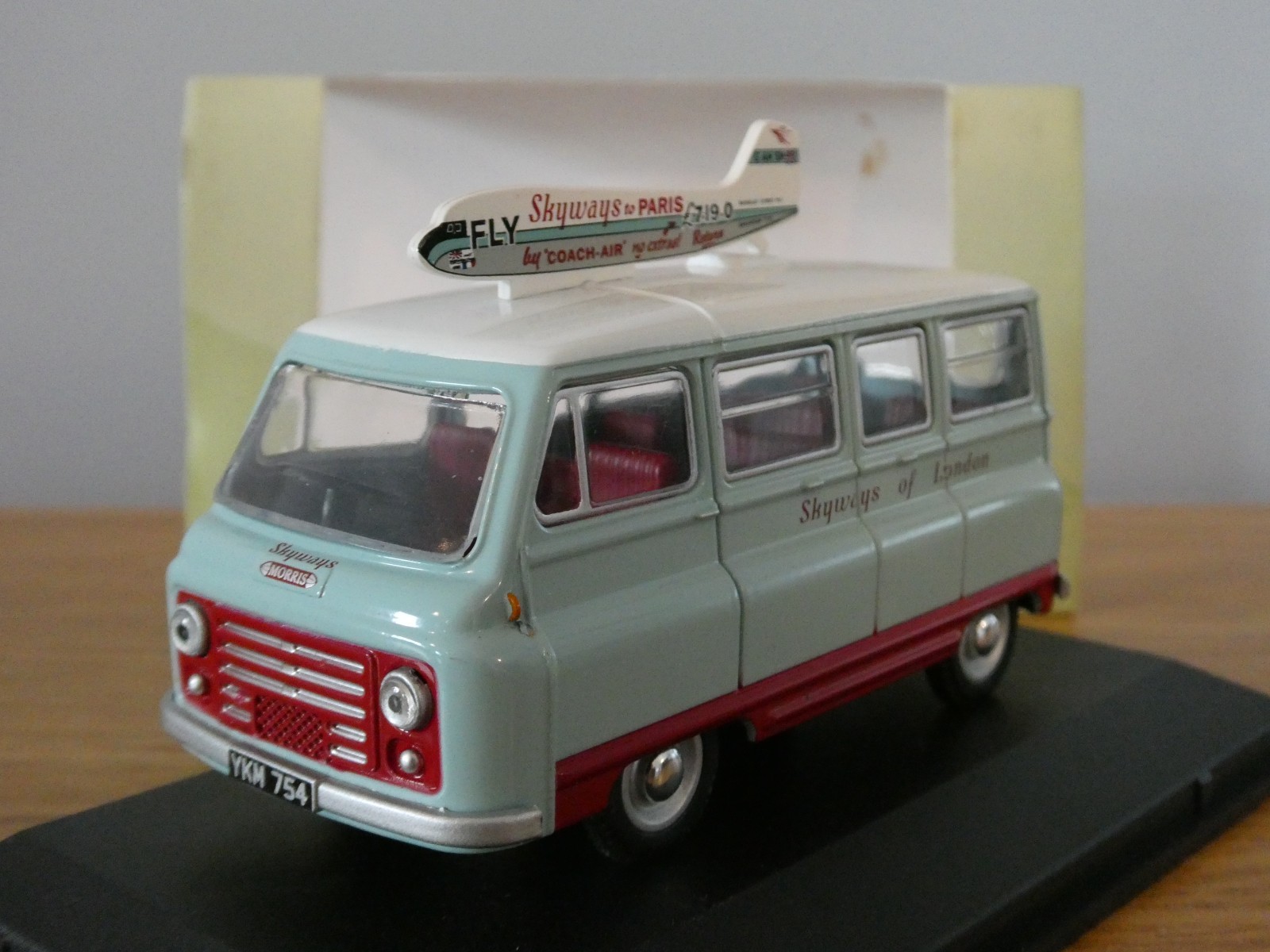 OXFORD DIECAST SKYWAYS OF LONDON MORRIS J2 MINIBUS VAN MODEL 43JM024 1:43
