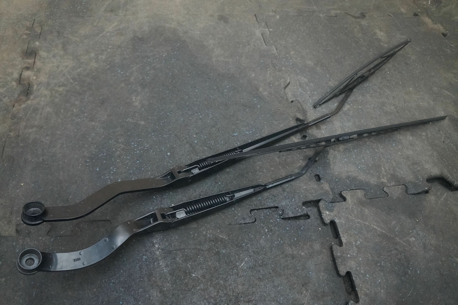Set 2 Front Windshield Wiper Arm Blade 69771000 OEM Ferrari California 2010