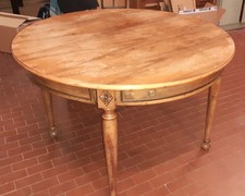 tavolo rotondo legno intarsiato con 2 cassetti e 4 sedie legno e cuoio