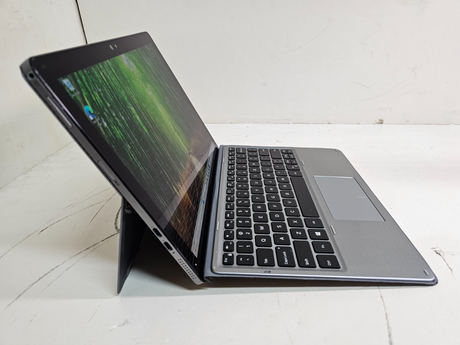 Dell Latitude 7200, 12.3-Inch Laptop, with Intel Core i7 8th Gen., 256 GB SSD (Solid State Drive), No OS