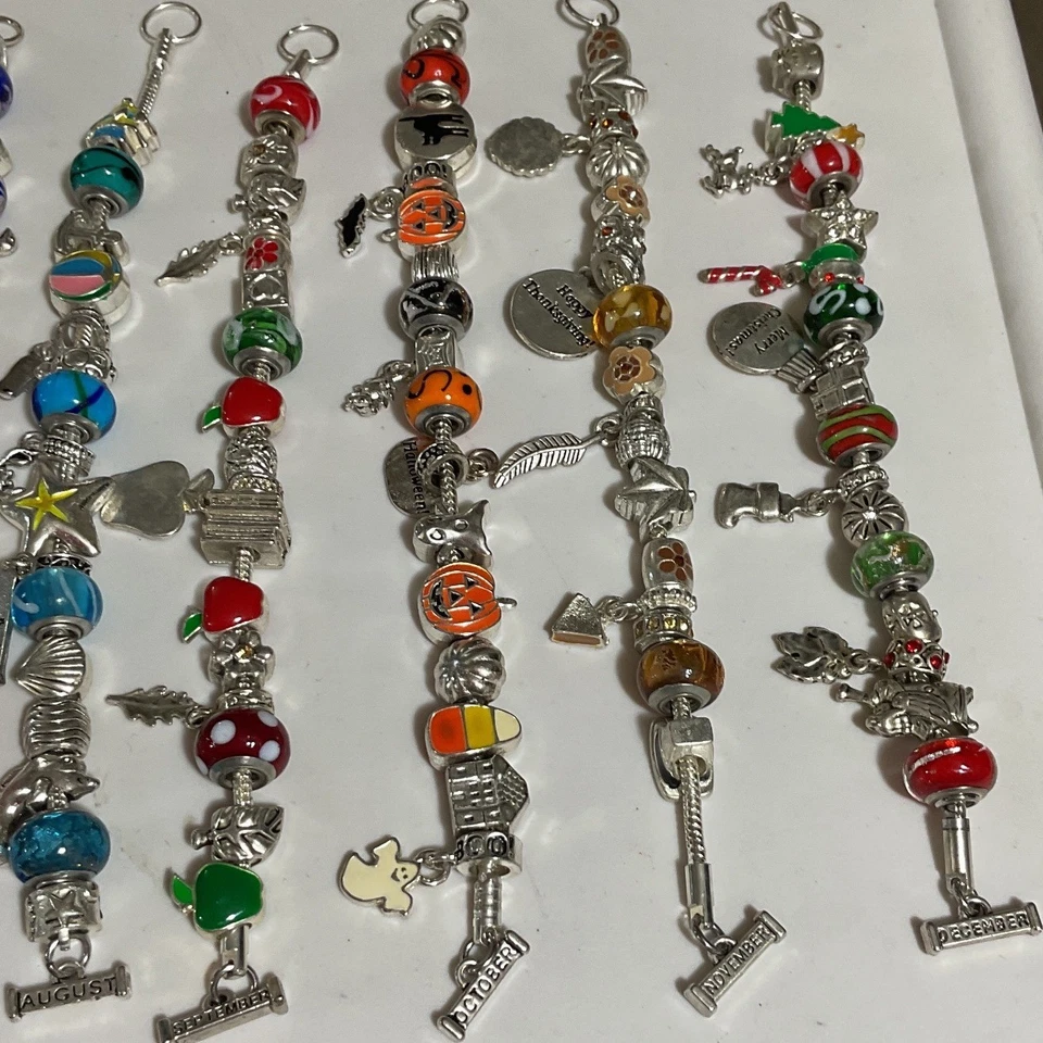 Pulseras Willabee & Ward 12 dijes, meses, temáticas navideñas, plateadas y extensores Foto 4 de 4