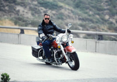 Arnold Schwarzenegger in 1982 is friendly and obliging with the pr - Old Photo